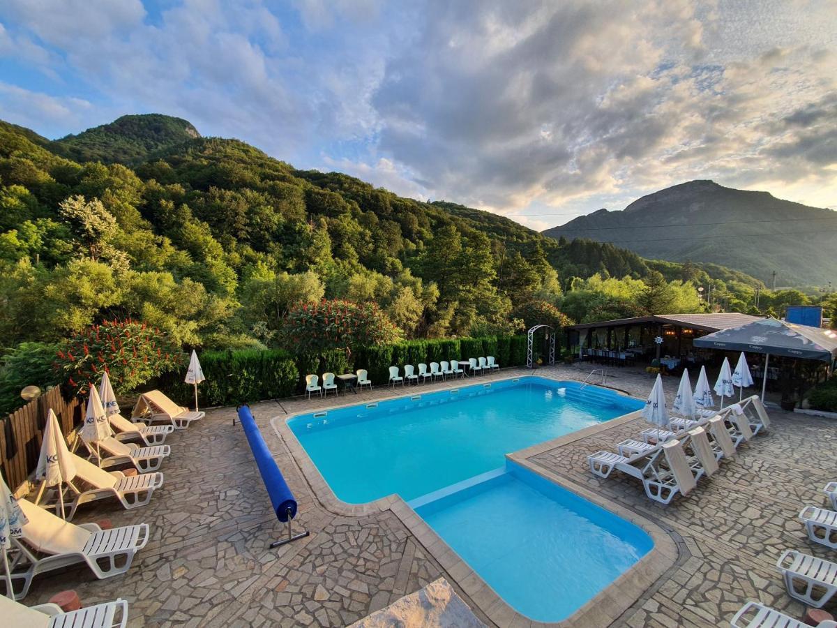 Family Hotel Enica Teteven Extérieur photo