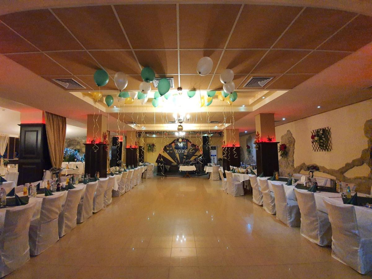 Family Hotel Enica Teteven Extérieur photo