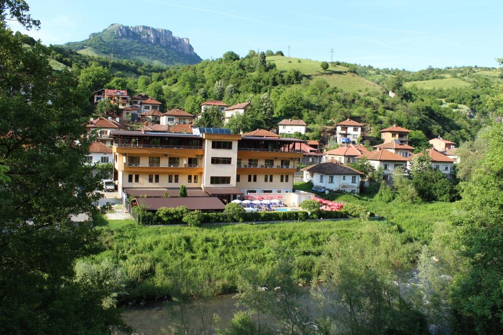 Family Hotel Enica Teteven Extérieur photo