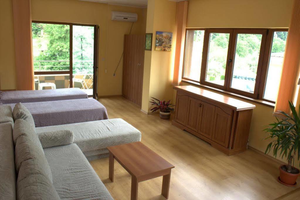 Family Hotel Enica Teteven Extérieur photo